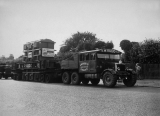 Illustration for article titled Algunas de las máquinas más grandes jamás transportadas por carretera